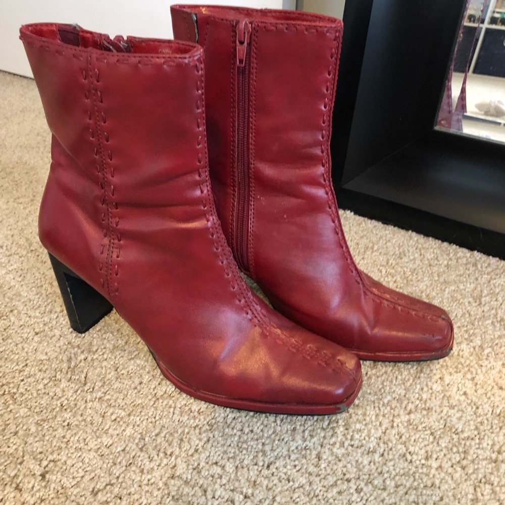 Some POWERFUL RED, heeled BOOTS